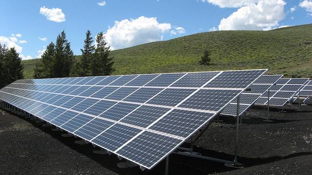 Comment estimer le rendement et la production de vos futurs panneaux  solaires